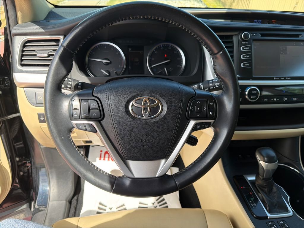 Used 2019 Toyota Highlander XLE AWD/4WD image 16