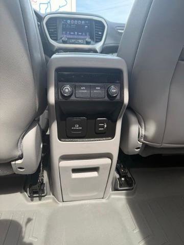 Used 2019 GMC Acadia SLT AWD/4WD image 16