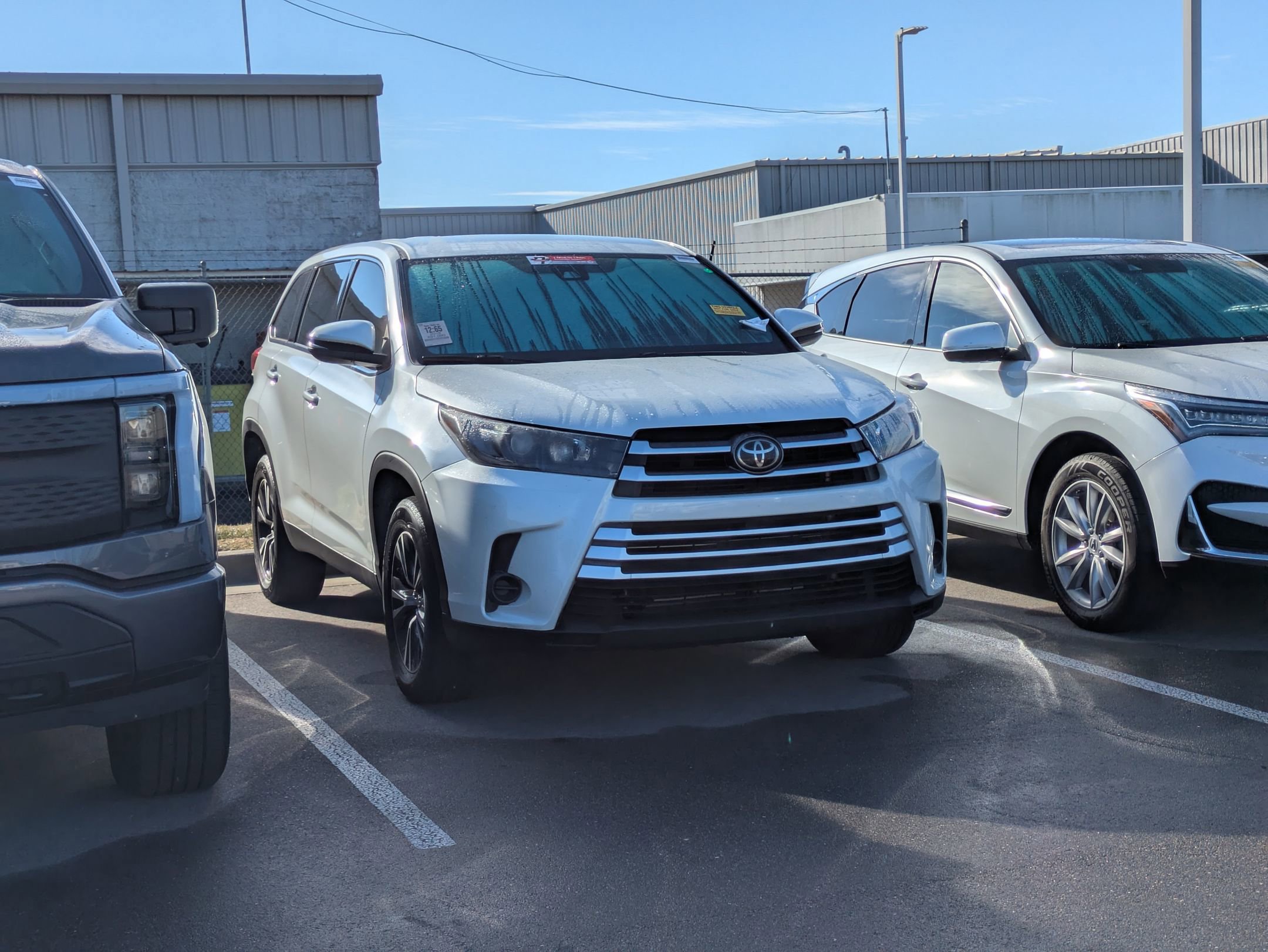 Used 2019 Toyota Highlander LE image 2