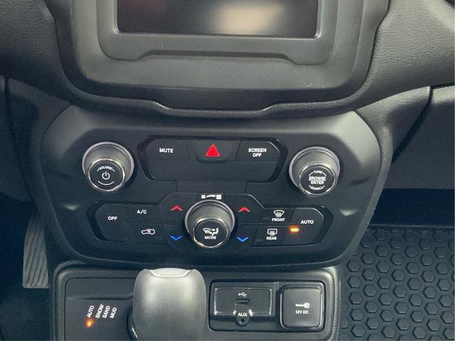 Used 2018 Jeep Renegade Latitude w/ Cold Weather Group AWD/4WD image 28