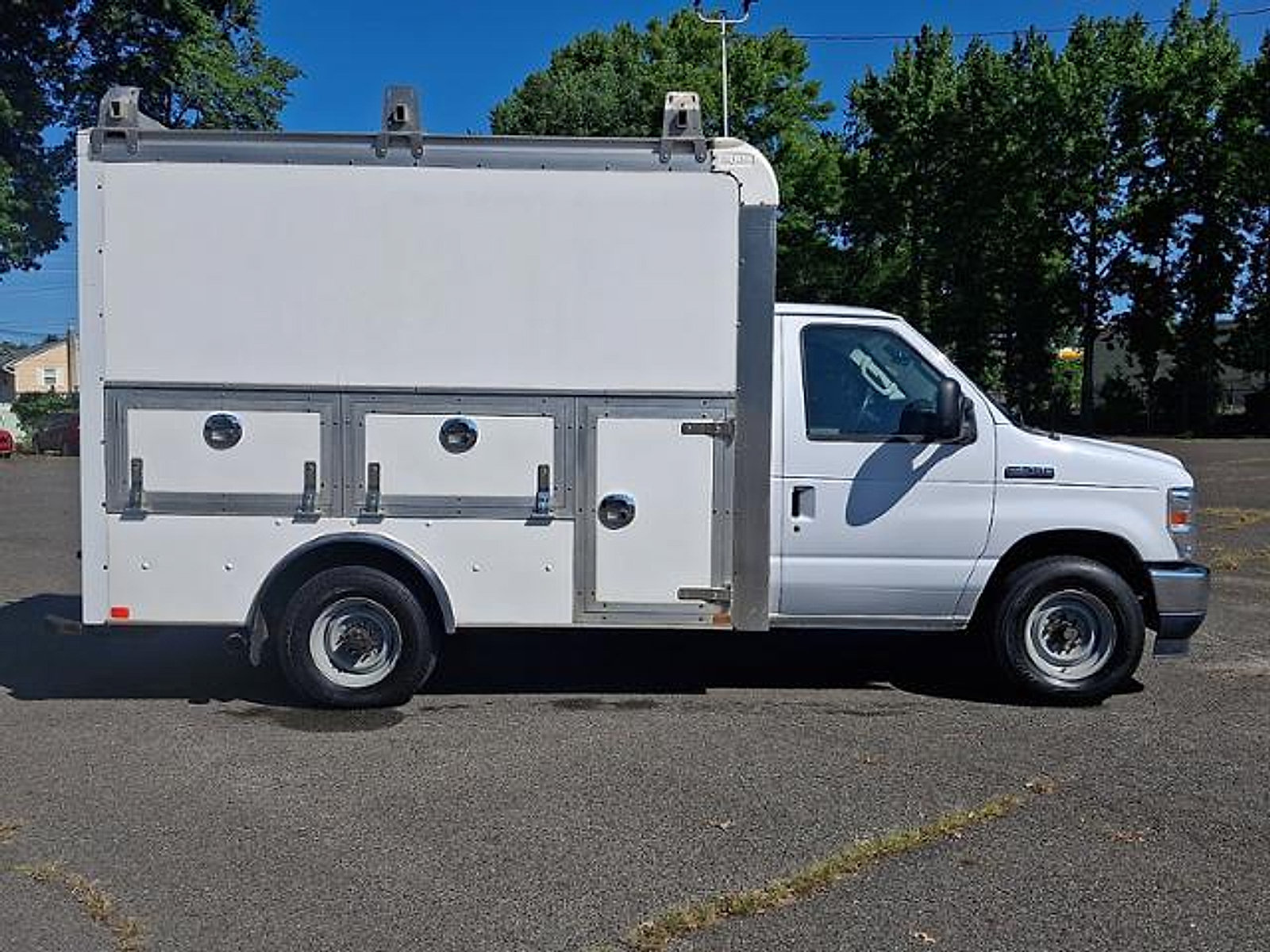 Certified 2022 Ford E-350 and Econoline 350 Super Duty w/ Power Windows & Locks Group RWD image 9
