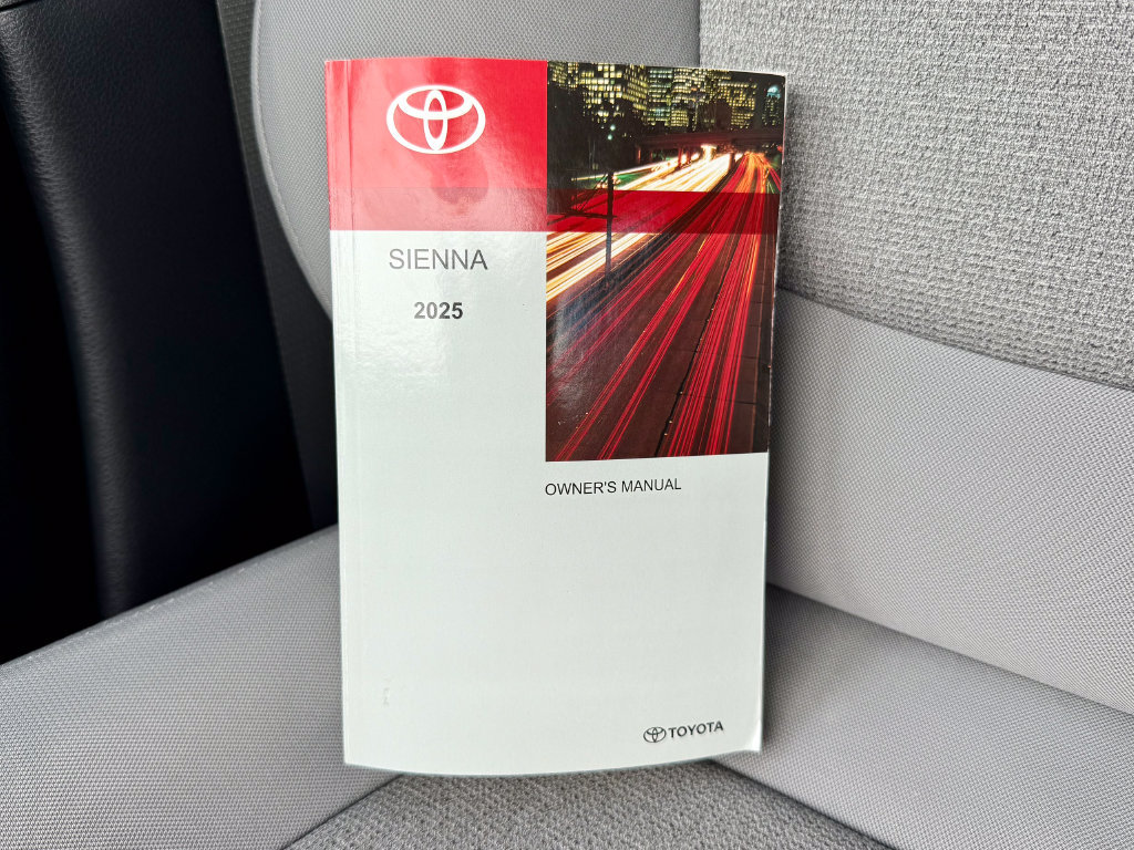 Used 2025 Toyota Sienna LE FWD image 39