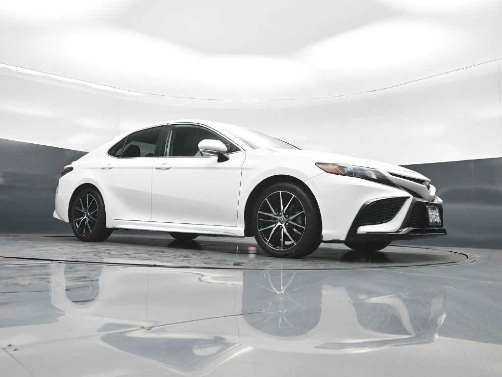 Used 2023 Toyota Camry SE w/ Cold Weather Package FWD image 3
