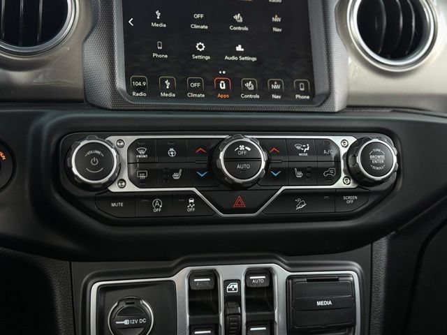 Used 2018 Jeep Wrangler Unlimited Sahara w/ Dual Top Group AWD/4WD image 13