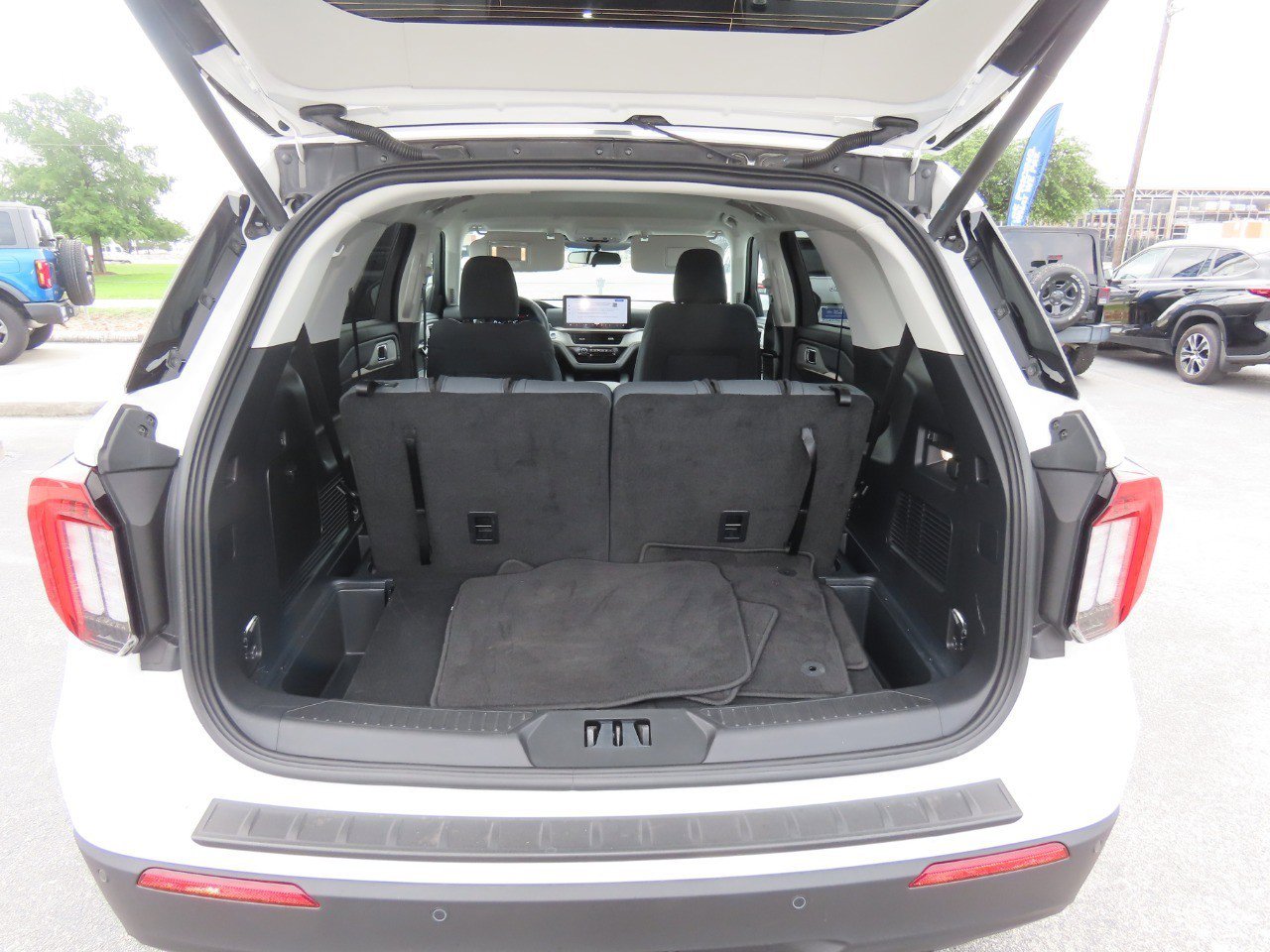 Certified 2025 Ford Explorer Active RWD image 14