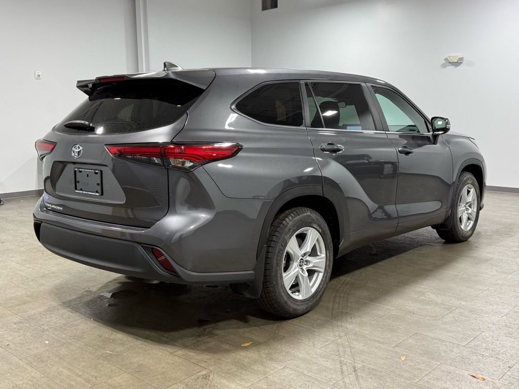 Used 2023 Toyota Highlander L image 4