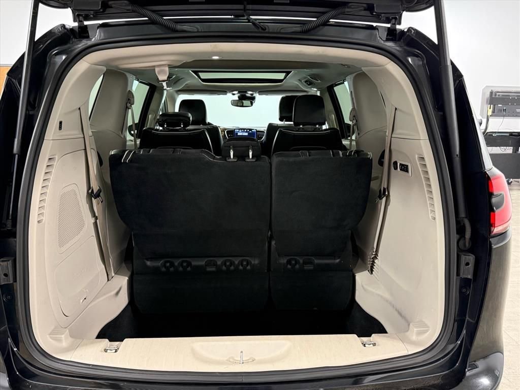 Used 2022 Chrysler Pacifica Limited image 16