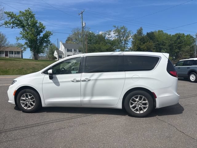 Used 2023 Chrysler Pacifica Touring-L FWD image 5
