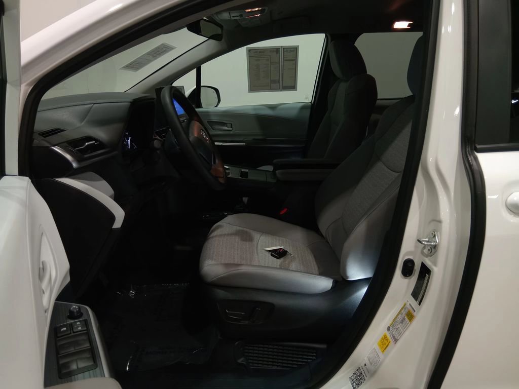 Used 2025 Toyota Sienna LE image 13