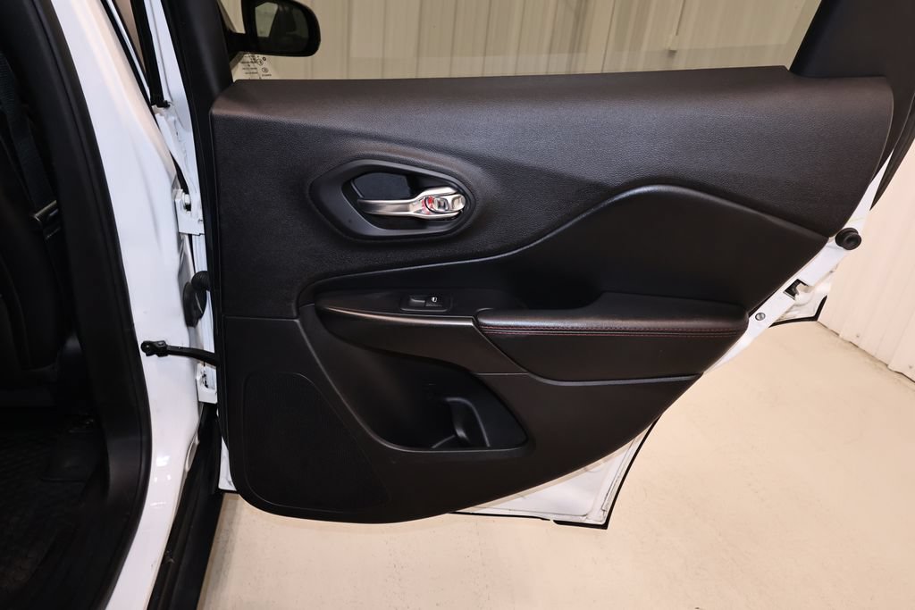 Used 2019 Jeep Cherokee Trailhawk w/ Cold Weather Group AWD/4WD image 17