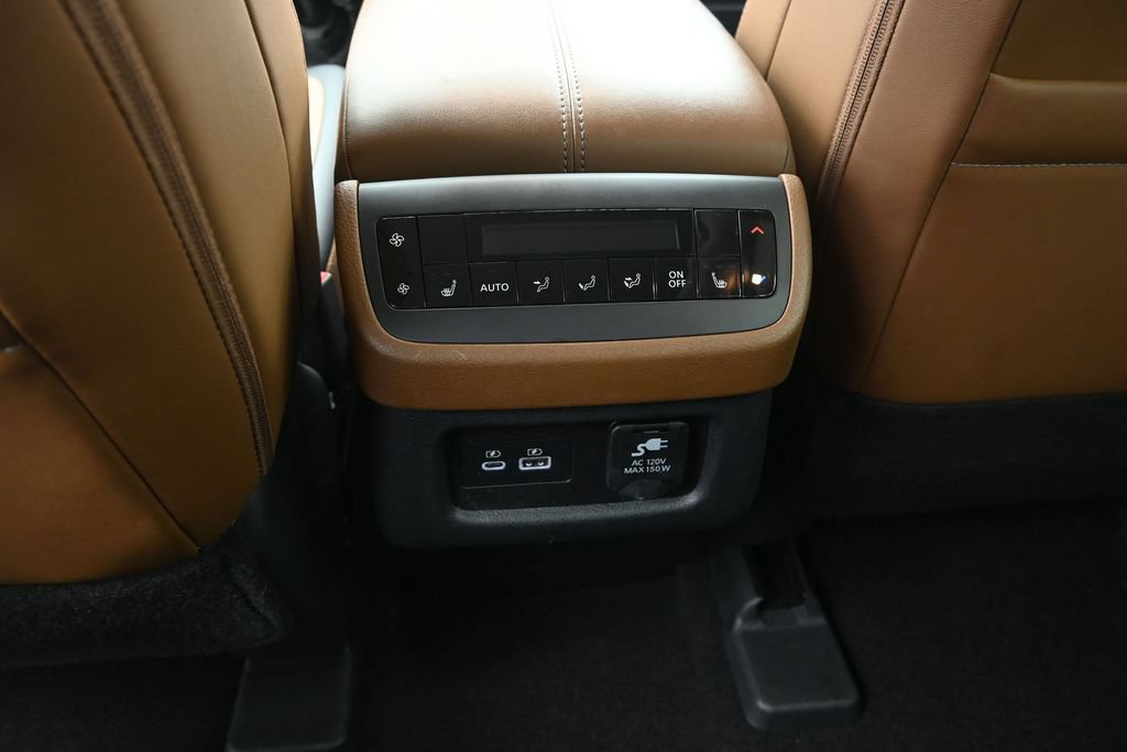 Used 2025 Nissan Pathfinder Platinum FWD image 19