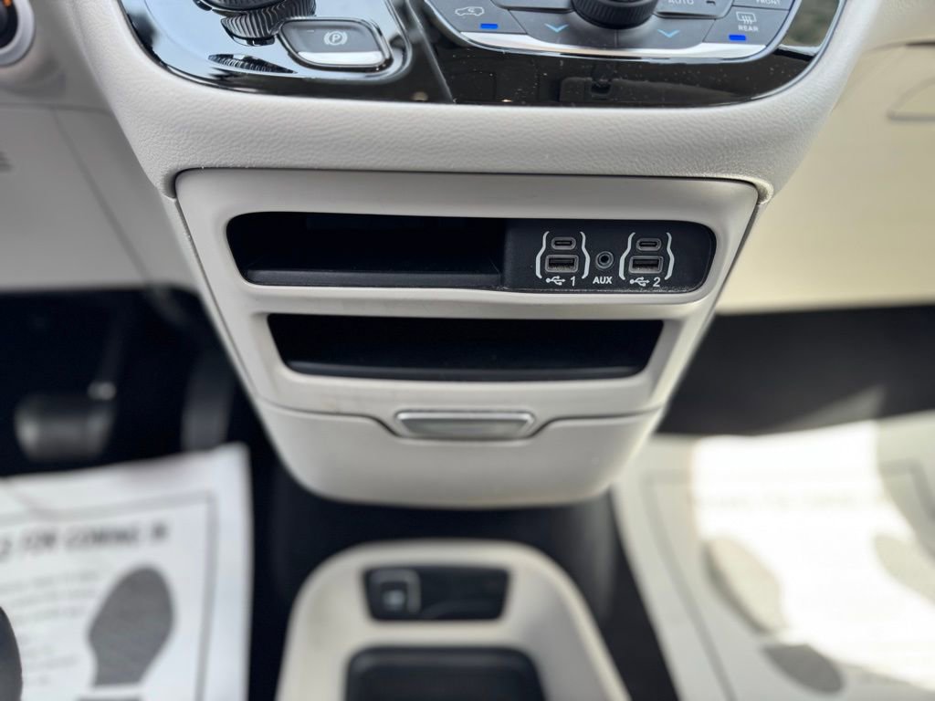 Used 2023 Chrysler Pacifica Touring-L image 27