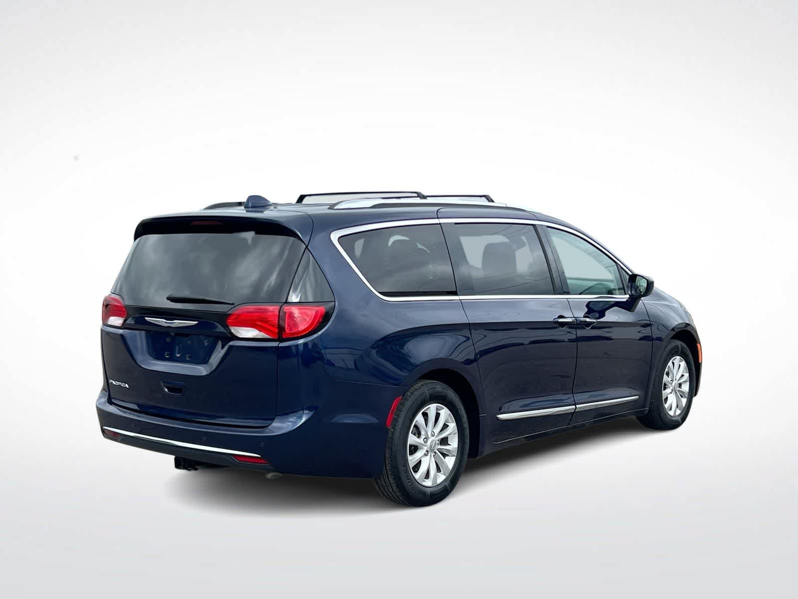 Used 2018 Chrysler Pacifica Touring-L Plus FWD image 8