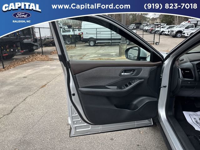 Used 2021 Nissan Rogue SV image 19