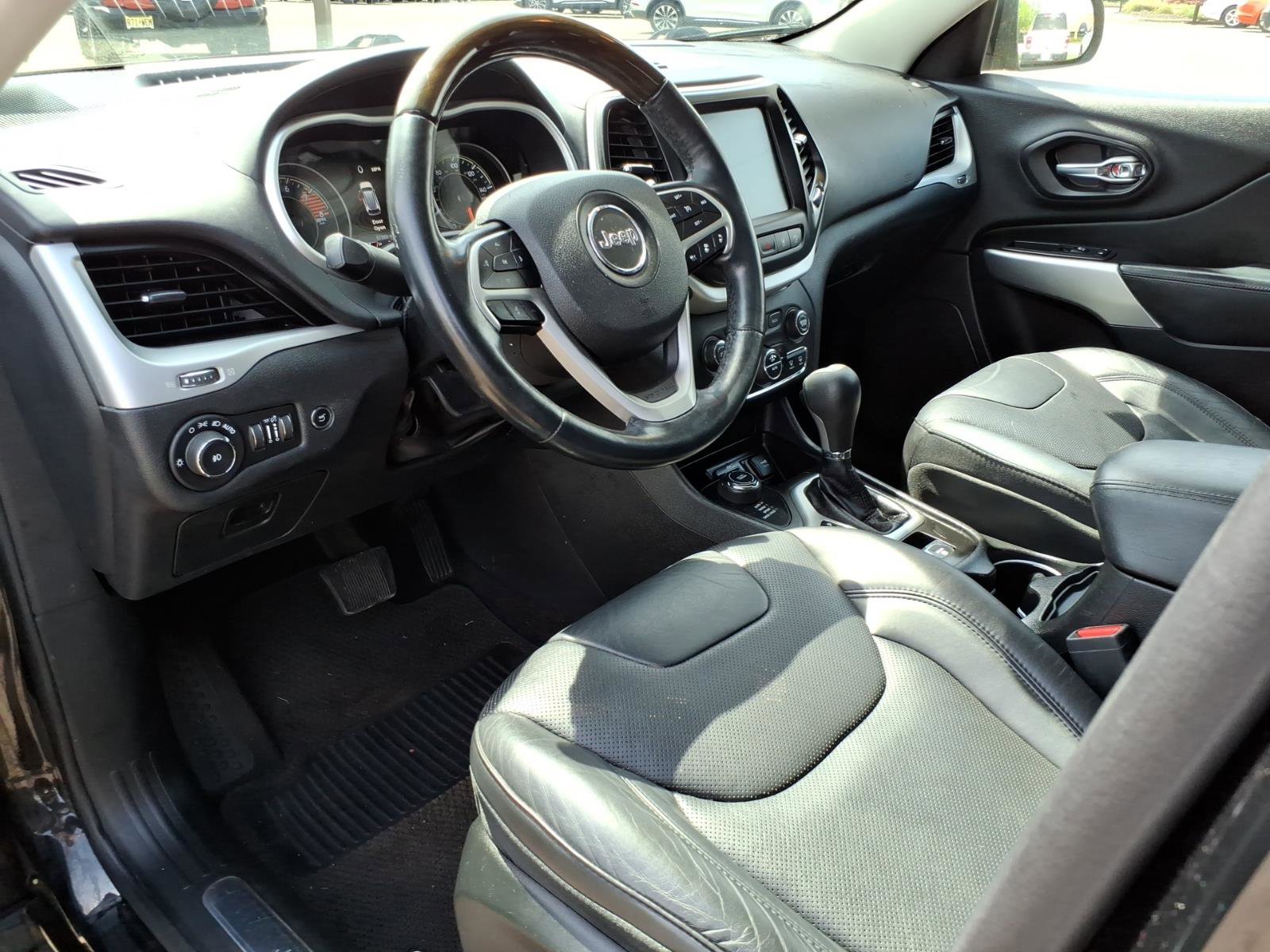 Used 2018 Jeep Cherokee Overland w/ Technology Group AWD/4WD image 12