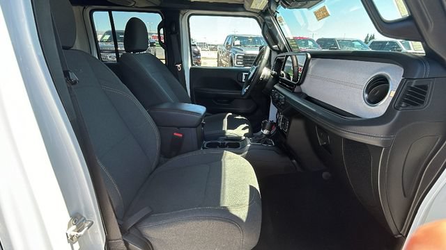 Used 2024 Jeep Wrangler Unlimited Sahara AWD/4WD image 11