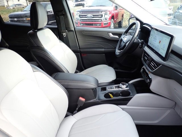 Certified 2025 Ford Escape Platinum w/ Premium Technology Package image 11