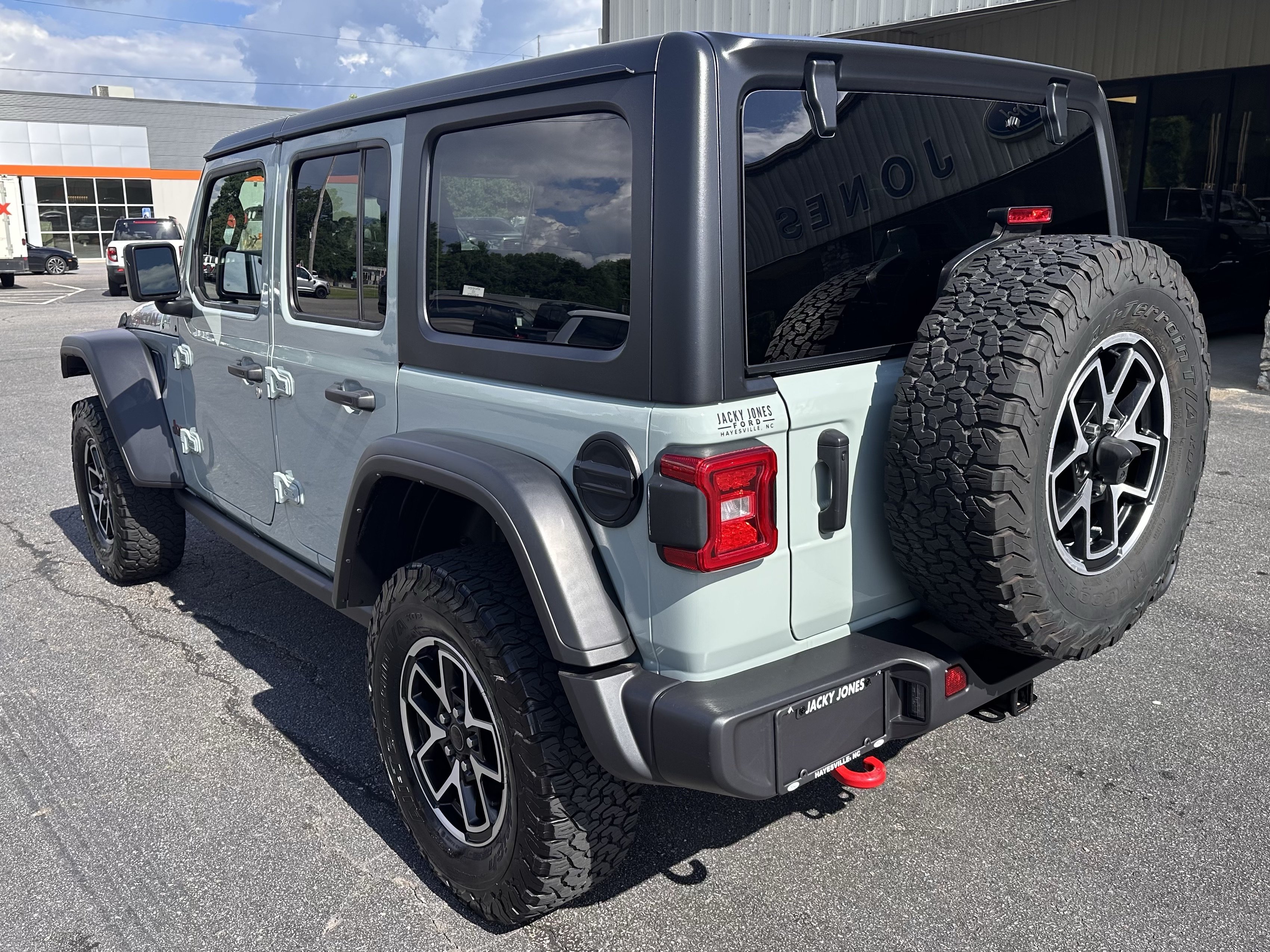 Used 2024 Jeep Wrangler Unlimited Rubicon w/ Convenience Group AWD/4WD image 8