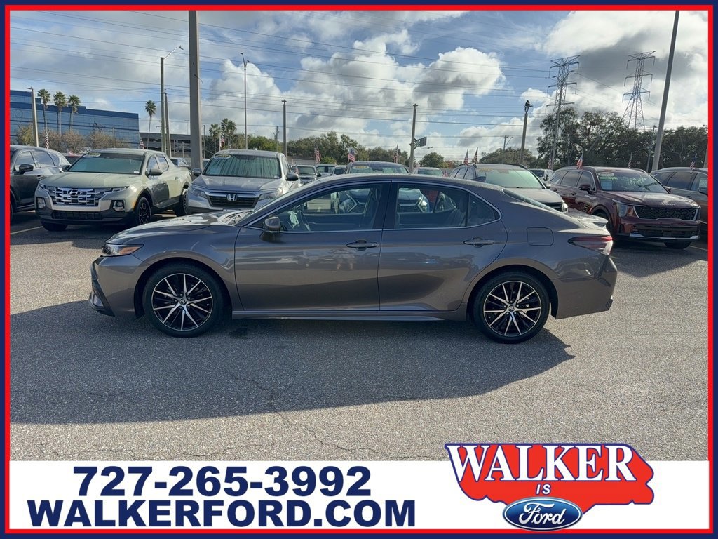 Used 2023 Toyota Camry SE image 4