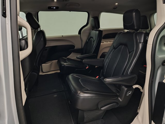 Used 2024 Chrysler Pacifica Touring-L FWD image 23