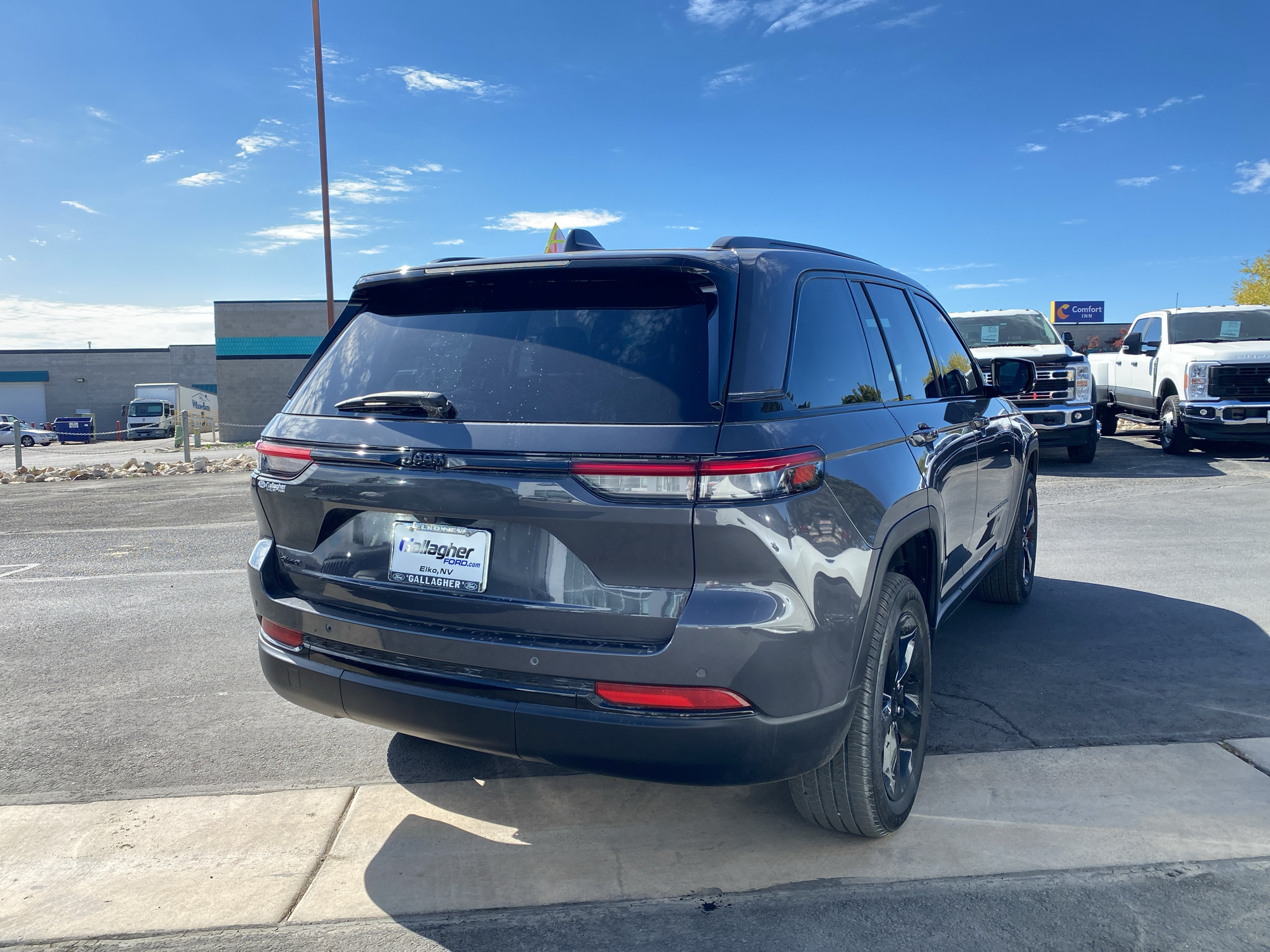 Used 2023 Jeep Grand Cherokee Altitude AWD/4WD image 19