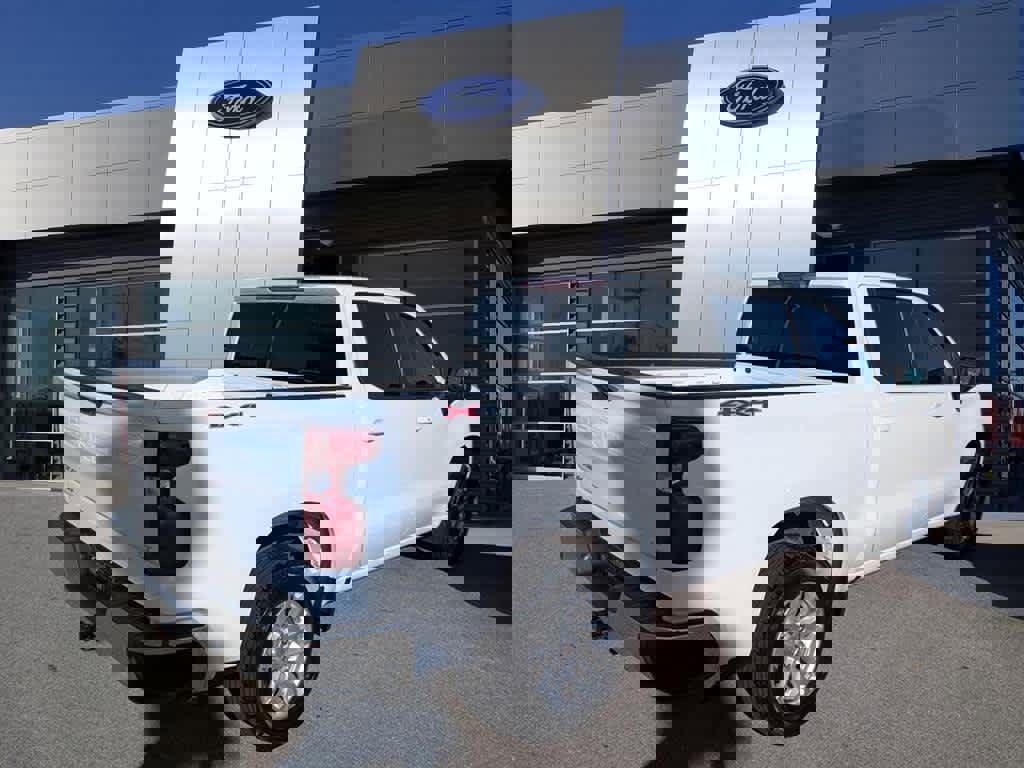 Used 2023 Chevrolet Silverado 1500 LT image 2