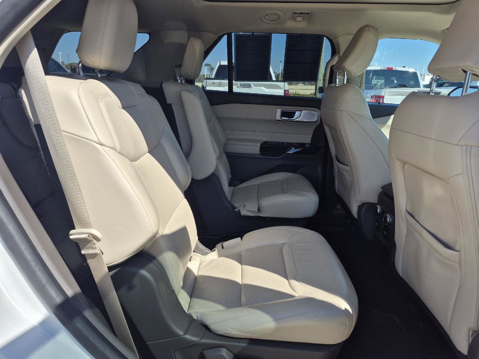 Certified 2021 Ford Explorer Platinum w/ Equipment Group 601A image 31