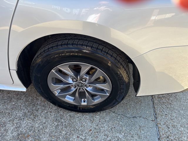 Used 2024 Toyota Sienna XLE image 11