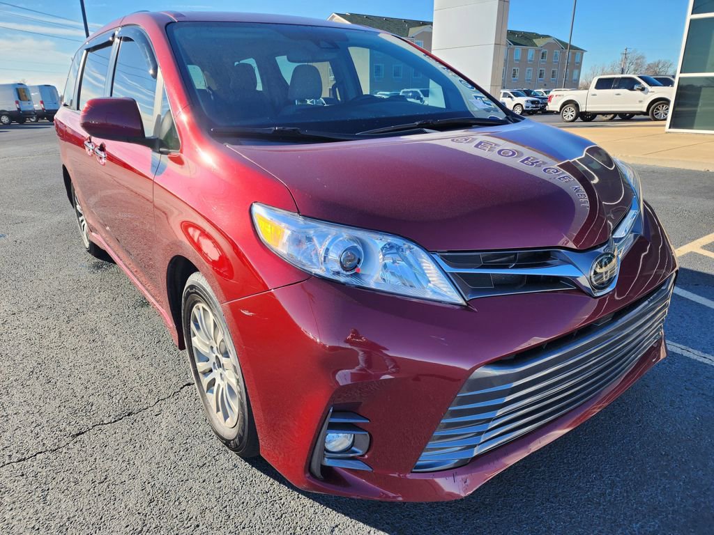 Used 2019 Toyota Sienna XLE image 2