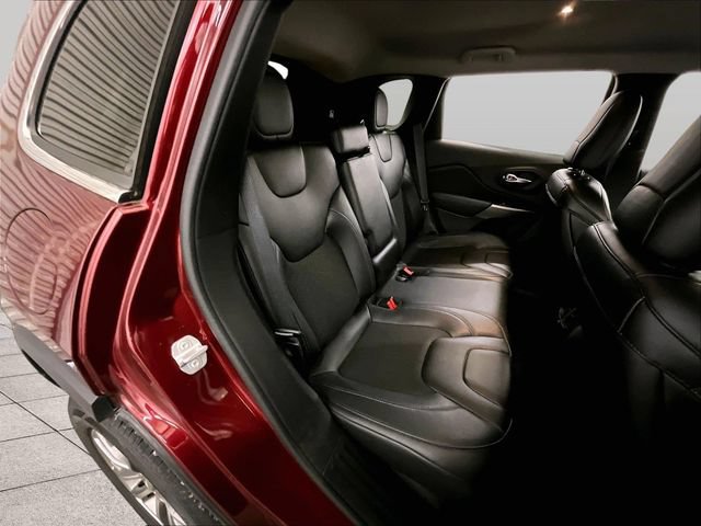 Used 2019 Jeep Cherokee Latitude Plus AWD/4WD image 26