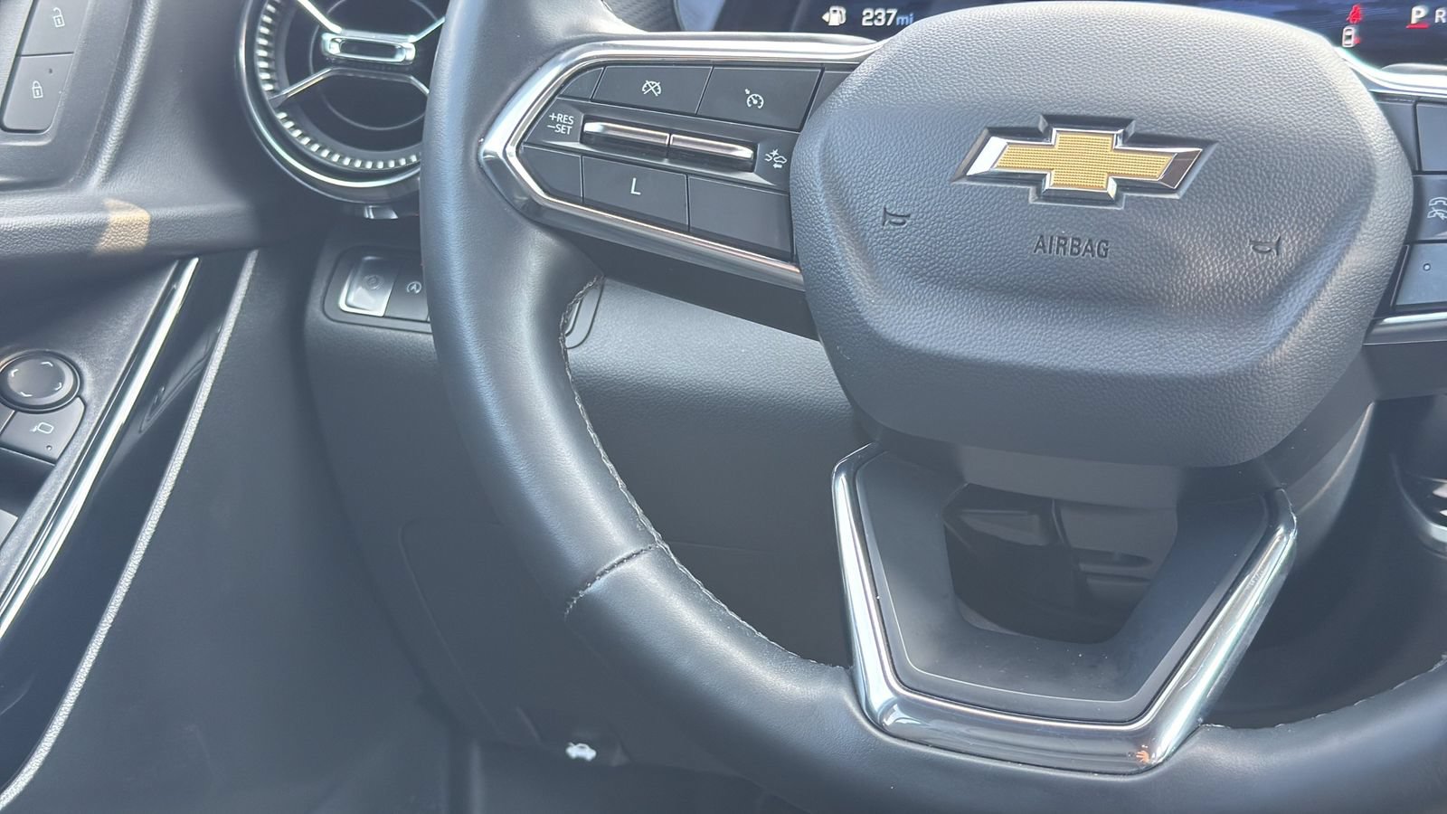 Used 2025 Chevrolet Equinox LT w/ Convenience Package II FWD image 16