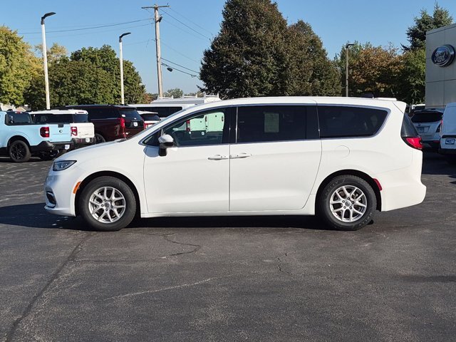 Used 2023 Chrysler Pacifica Touring-L FWD image 8