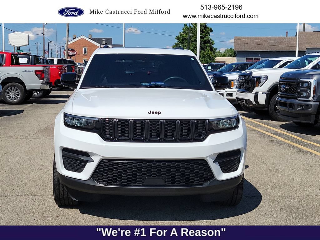 Used 2024 Jeep Grand Cherokee Altitude AWD/4WD image 8