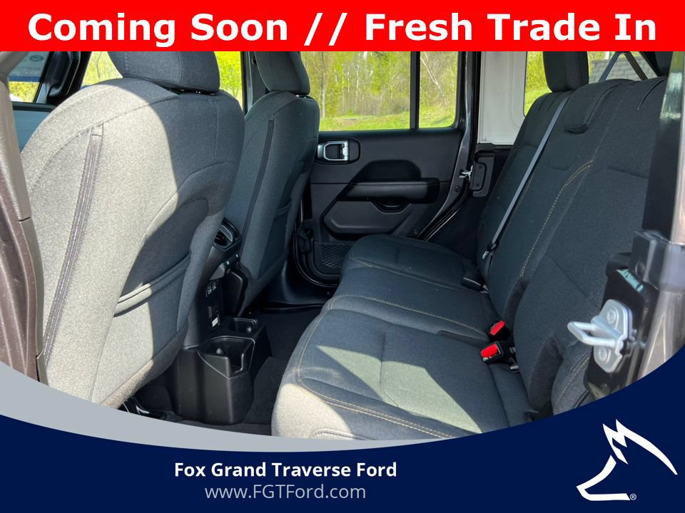 Used 2025 Jeep Wrangler Unlimited Sahara AWD/4WD image 4