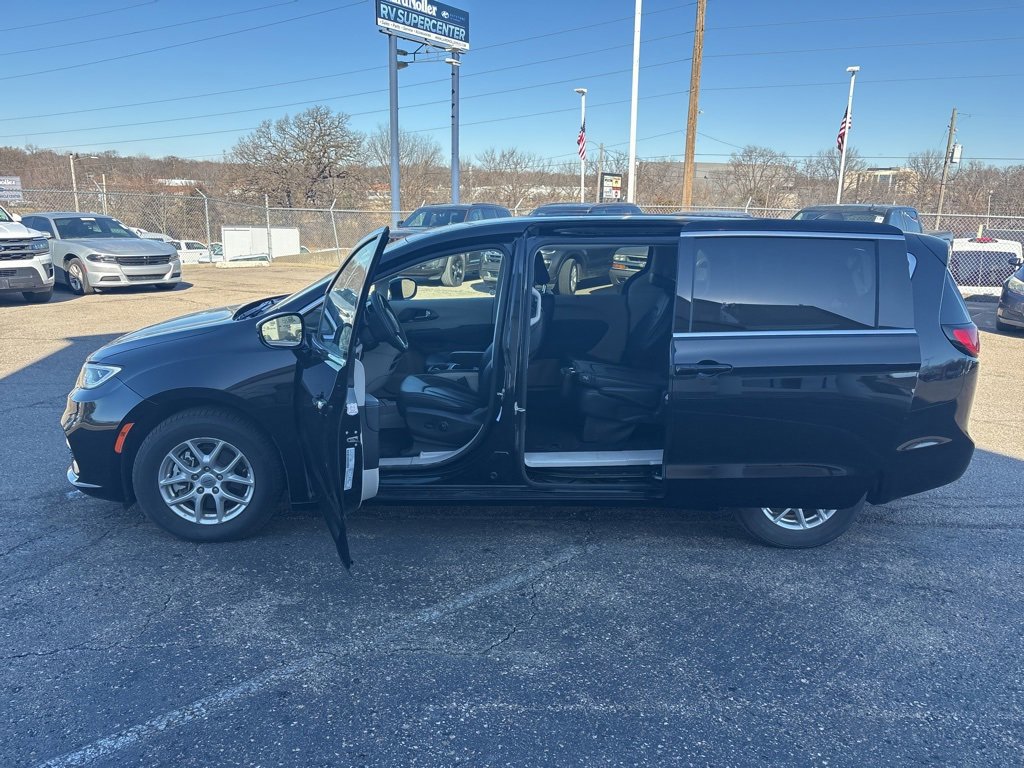 Used 2024 Chrysler Pacifica Touring-L image 8
