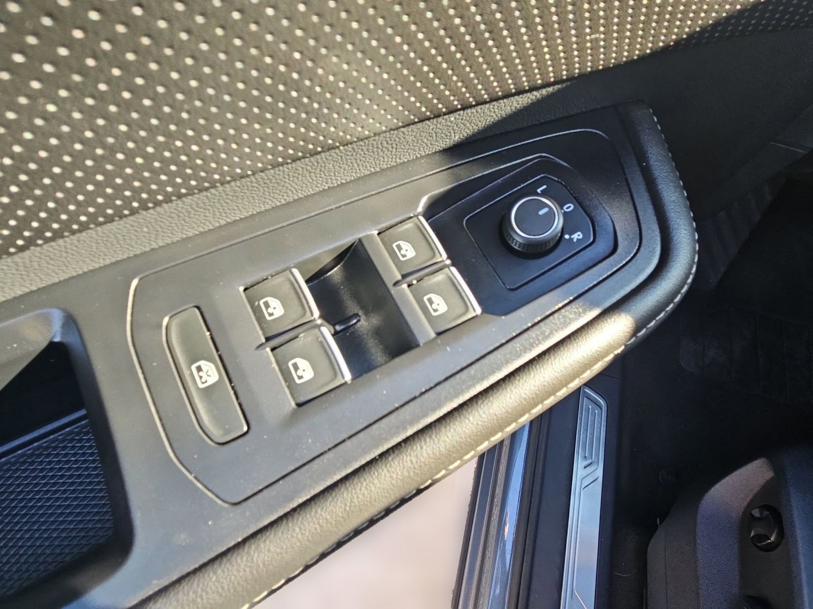 Used 2025 Volkswagen Atlas Cross Sport SE image 13