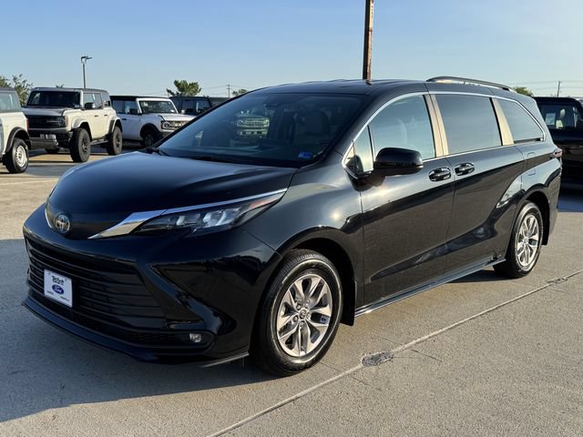 Used 2025 Toyota Sienna LE AWD/4WD image 12