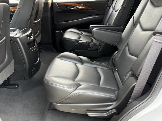 Used 2017 Cadillac Escalade Luxury AWD/4WD image 7