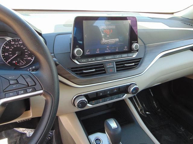 Used 2025 Nissan Altima 2.5 SV FWD image 12