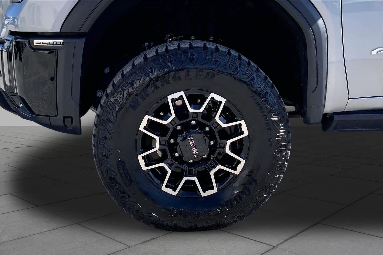 Used 2025 GMC Sierra 2500 AT4X AWD/4WD image 11