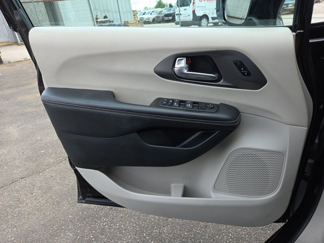 Used 2024 Chrysler Pacifica Touring-L FWD image 20
