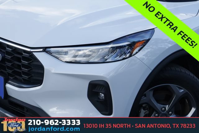 Certified 2025 Ford Escape ST-Line Select AWD/4WD image 2
