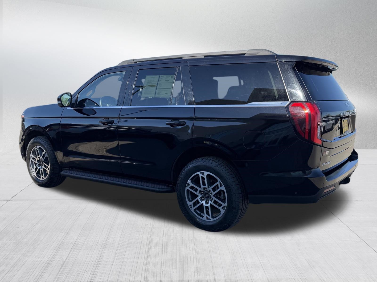 Certified 2025 Ford Expedition Active AWD/4WD image 5