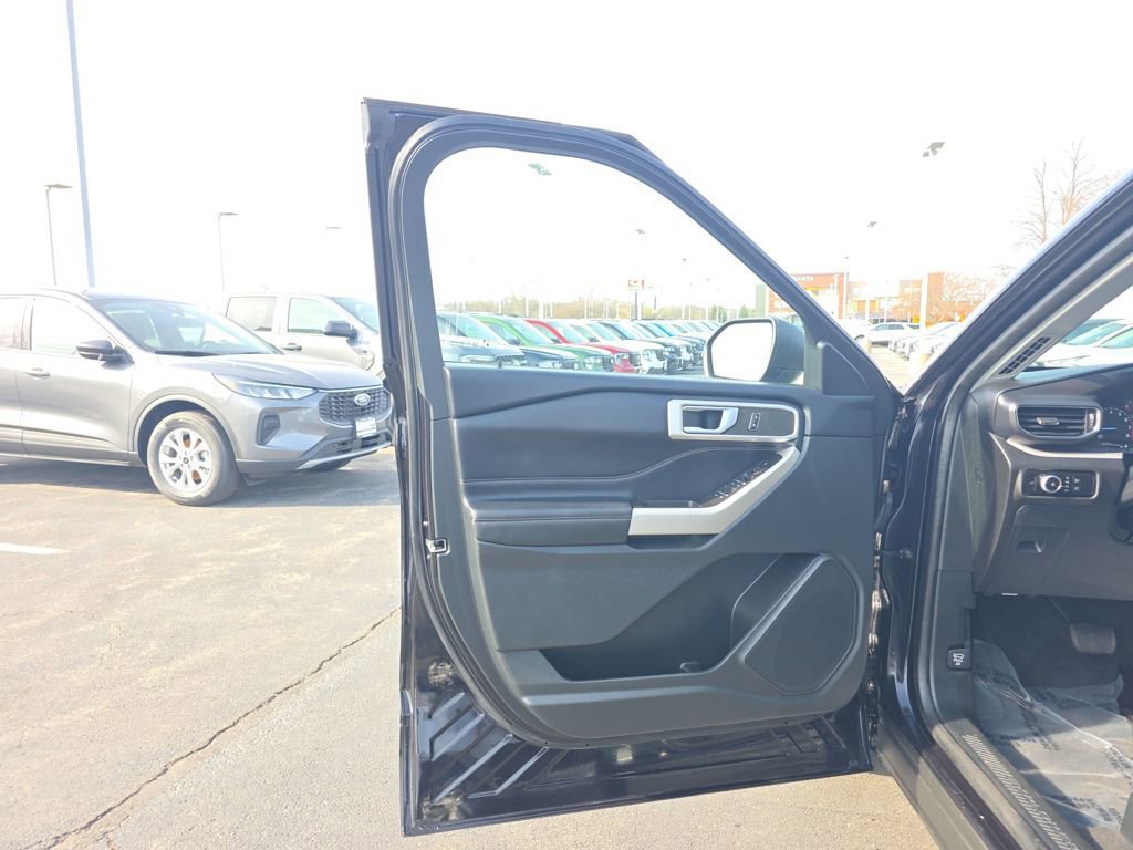 Certified 2023 Ford Explorer XLT w/ Equipment Group 202A image 16
