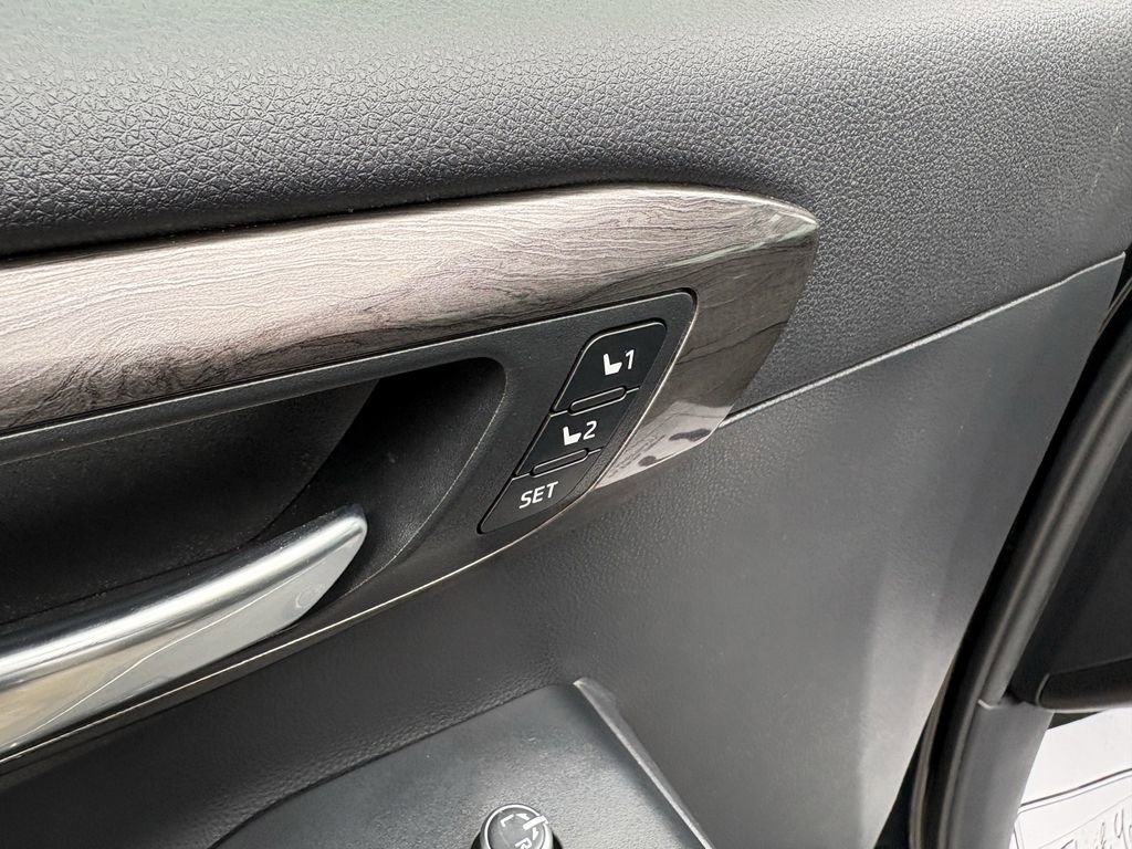 Used 2020 Toyota Highlander Limited image 26