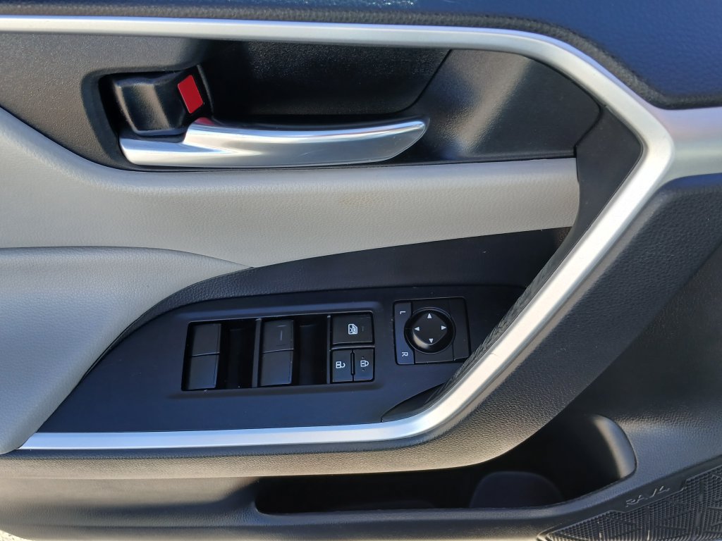 Used 2021 Toyota RAV4 XLE w/ Convenience Package FWD image 10