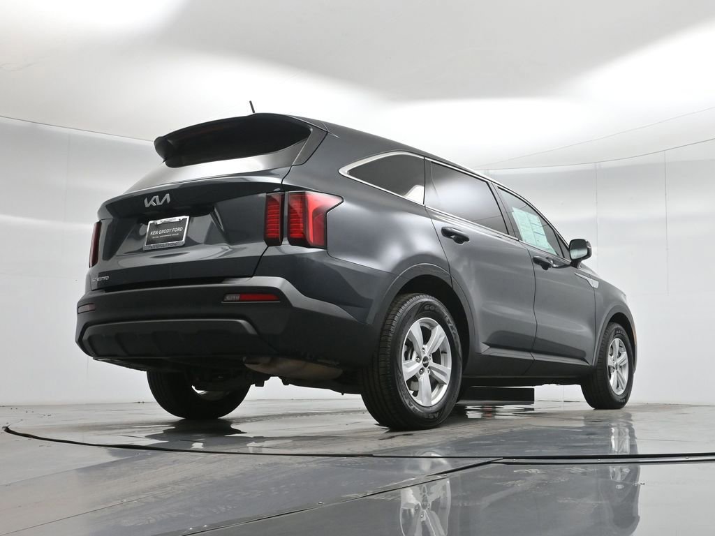 Used 2023 Kia Sorento LX image 19