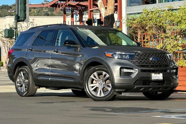 Certified 2022 Ford Explorer XLT w/ Equipment Group 202A image 2