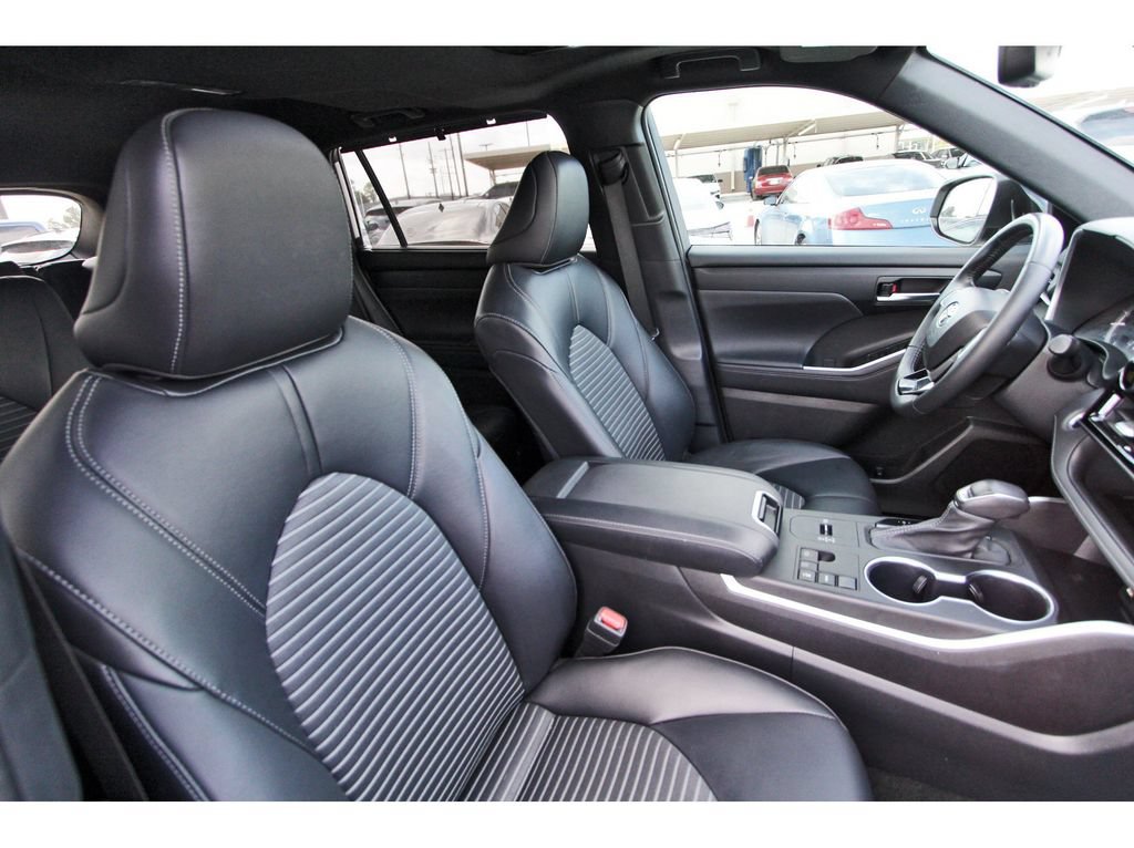 Used 2024 Toyota Highlander XSE FWD image 30