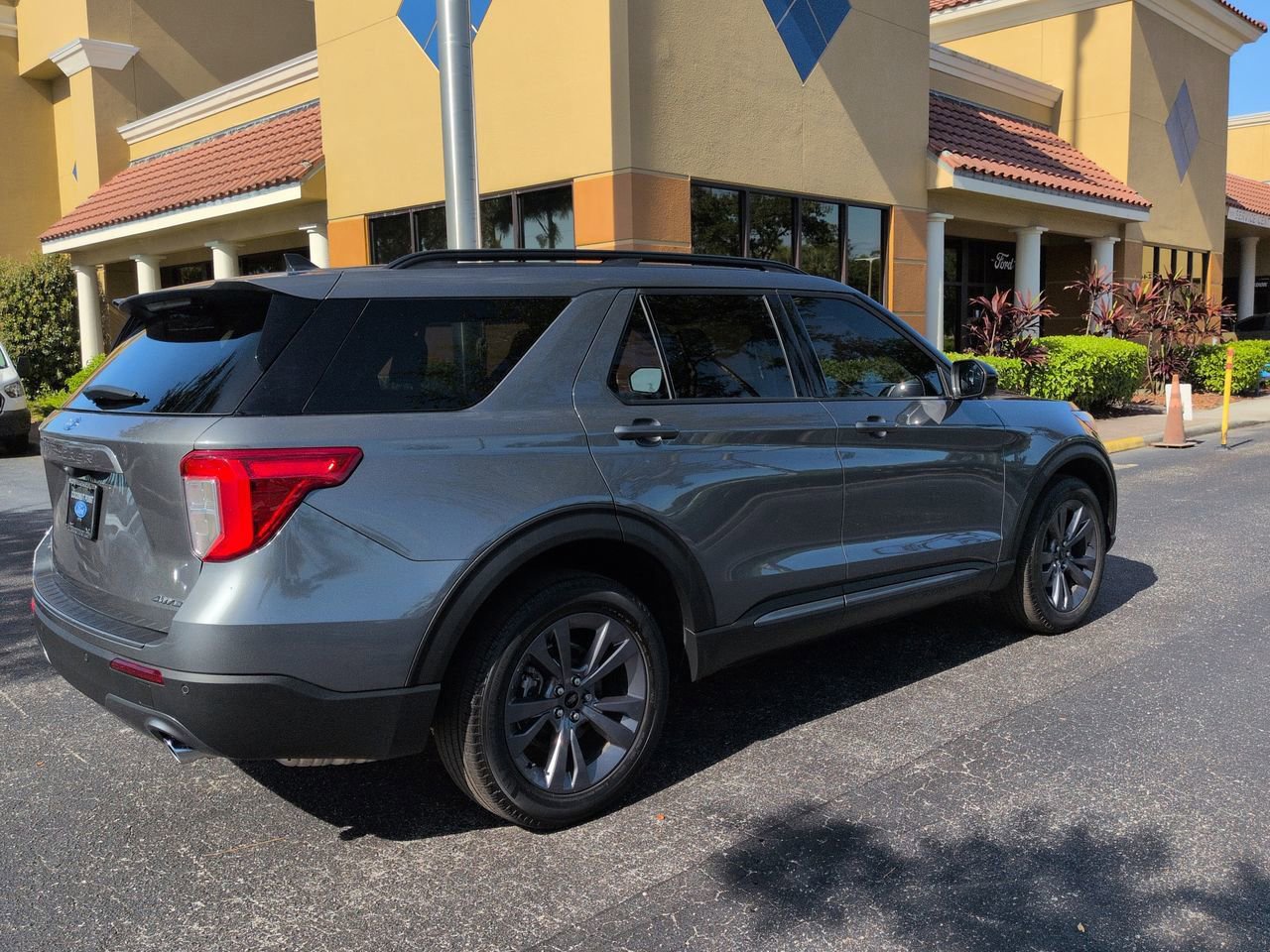 Certified 2023 Ford Explorer XLT w/ Equipment Group 202A AWD/4WD image 3